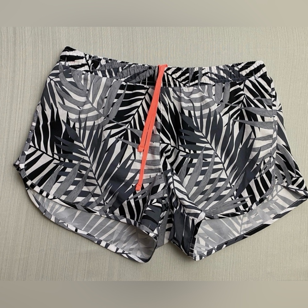 Women's Black and Gray Leaf Print Active Shorts